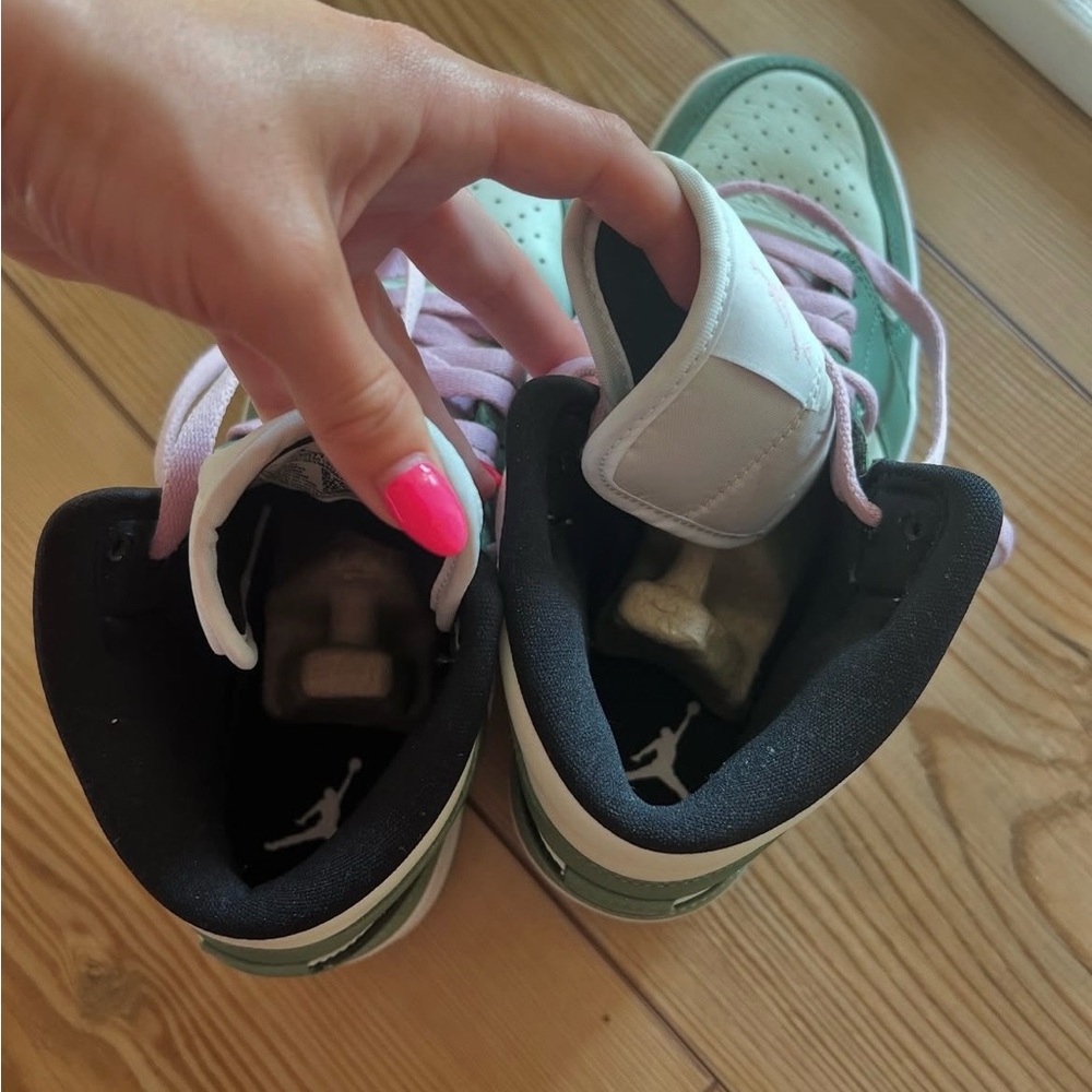 Dutch green Jordan 1 Mids - Picture 3 of 7